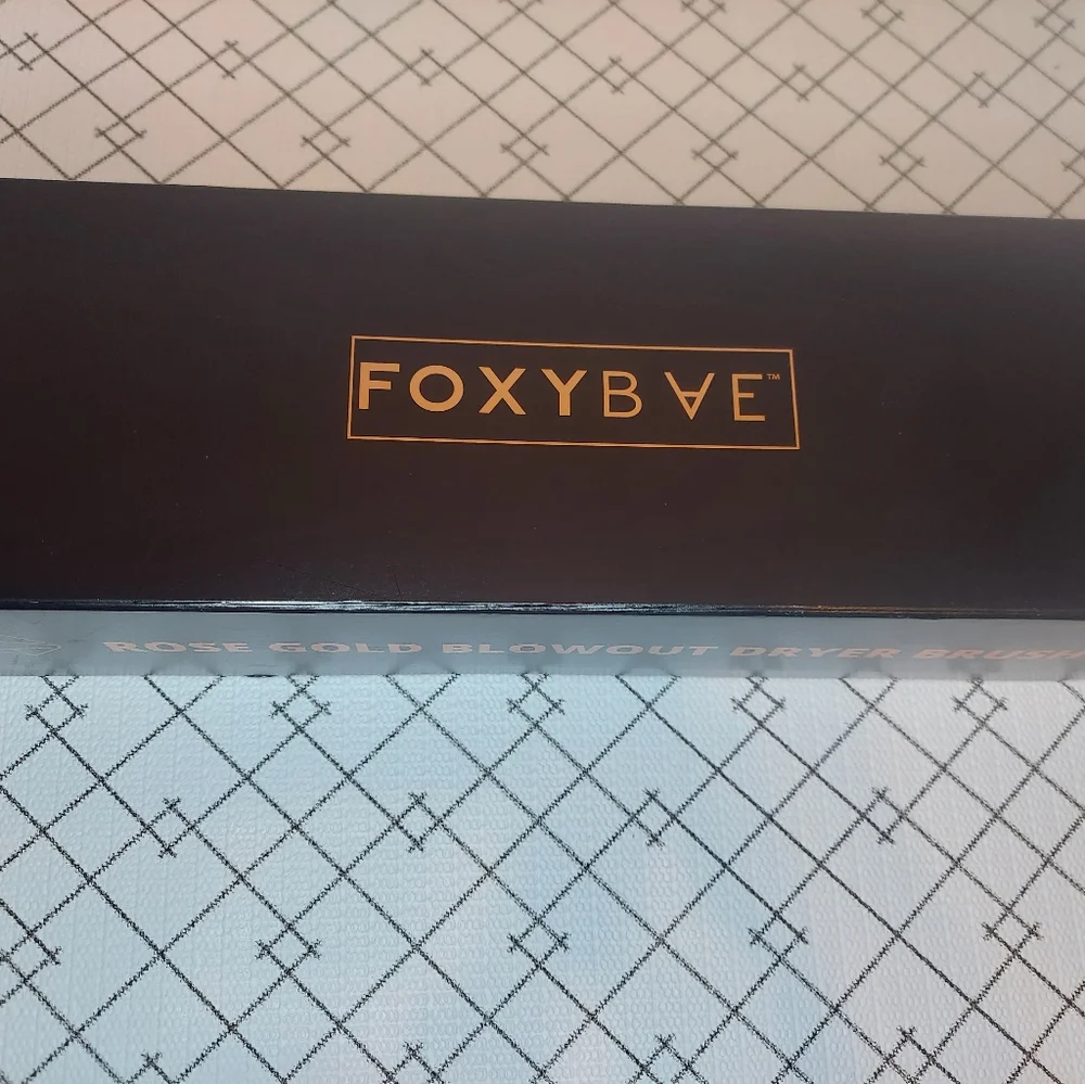 FoxyBae Black & Rose Gold Hot Air Round Brush - Volumizing Hair Styler - Picture 2 of 6